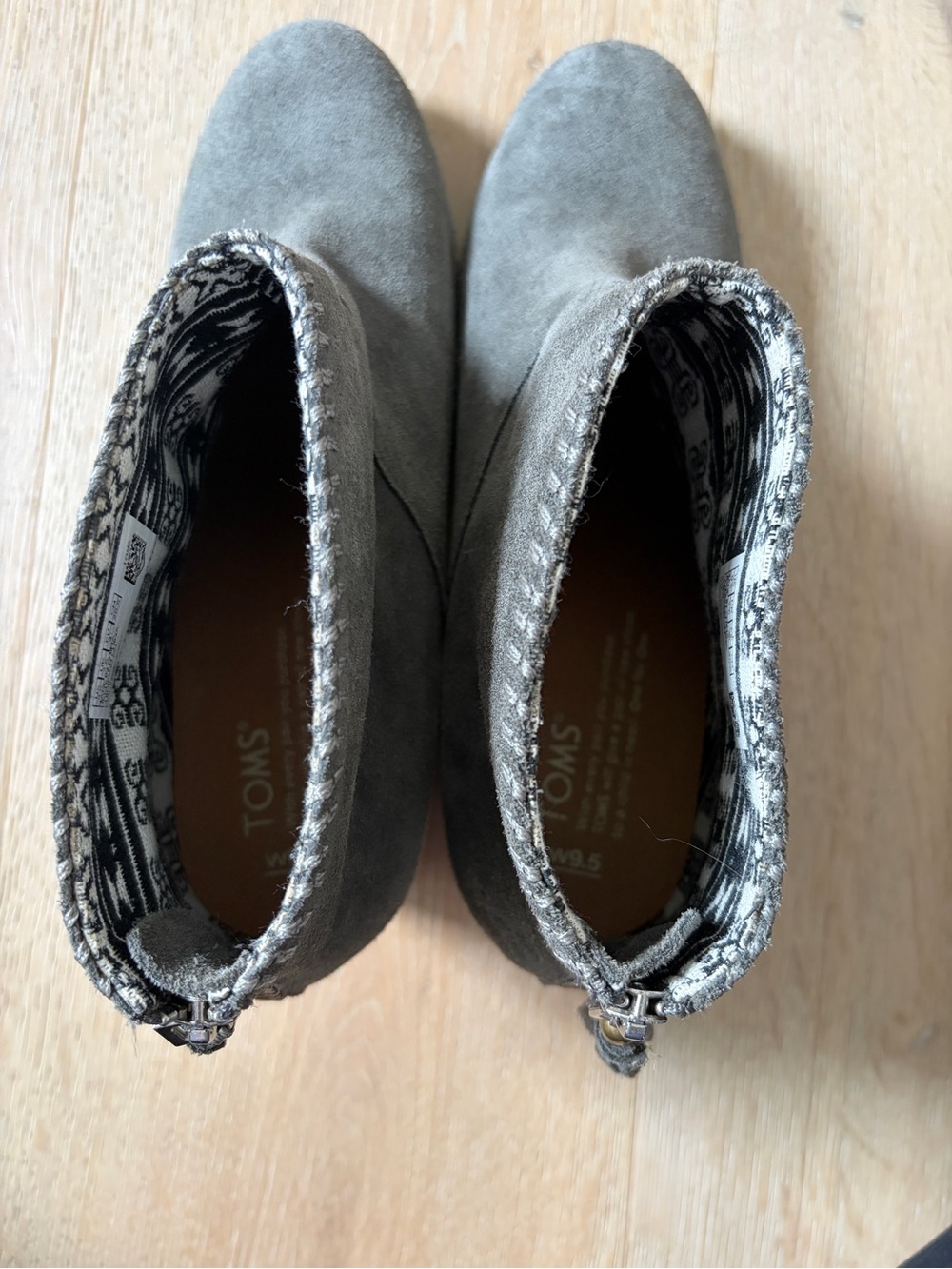 TOMS Boots Womens 9.5 Leila Ankle Booties Gray Suede Tassel Back Zip Low Heels - Picture 3 of 6